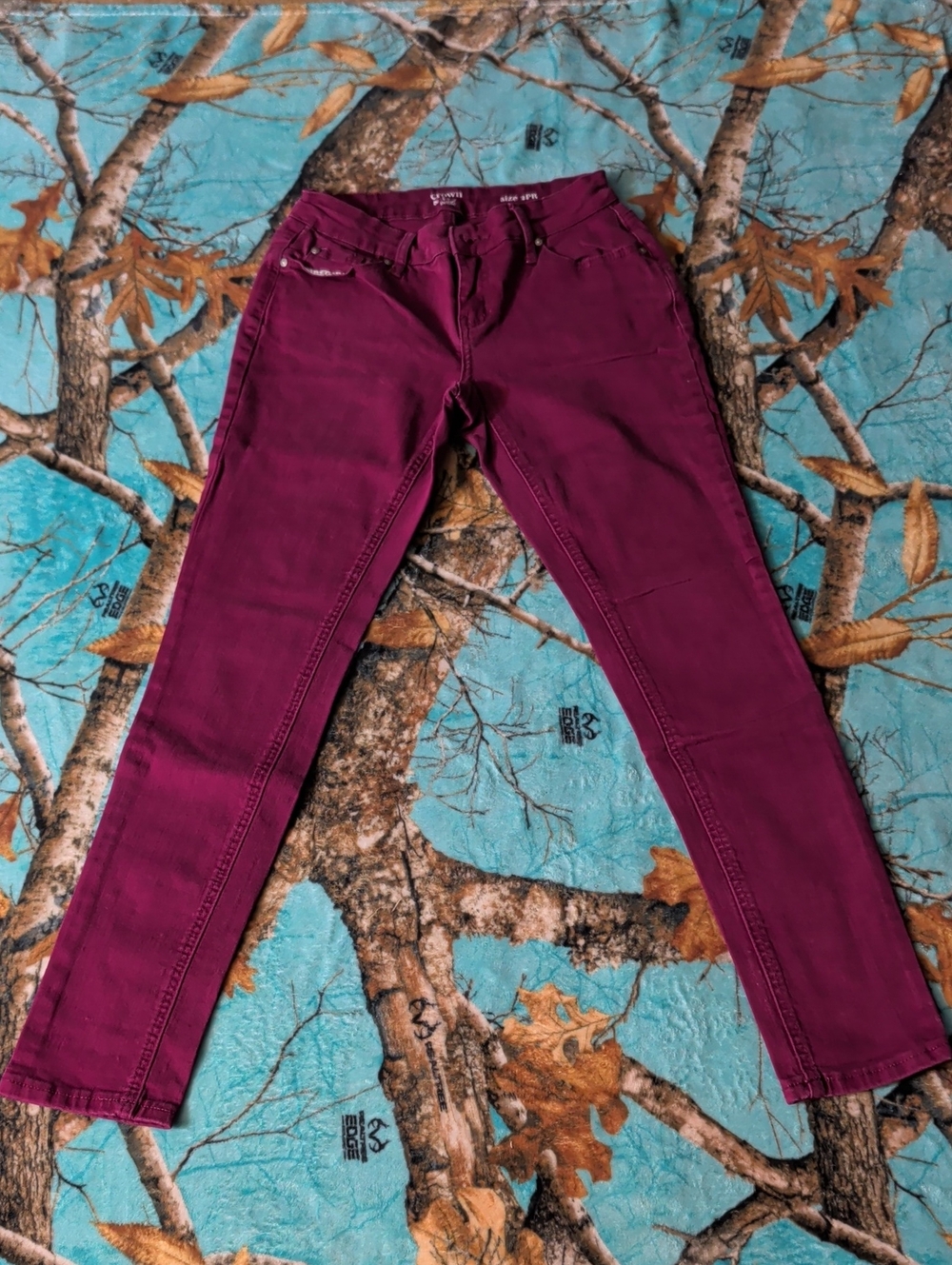 crown & ivy Skinny Jeans in Deep Plum